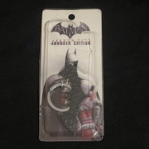 NWT Batman Arkham City Armored Edition Bat Logo Keychain